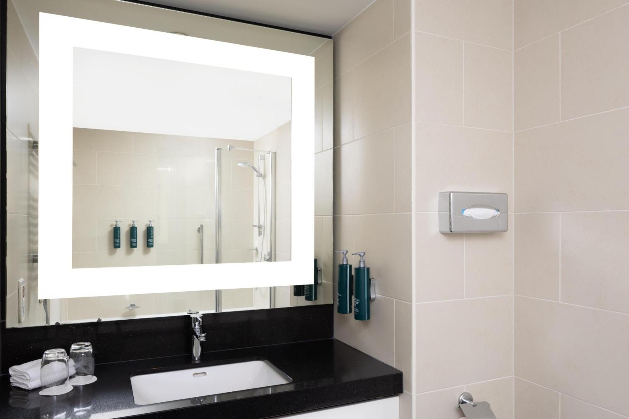 Suite con cama grande y cocina americana